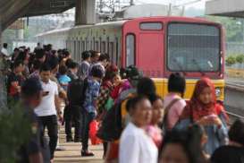 Proses Pindah Kereta Api di Stasiun Jatinegara Repotkan Penumpang